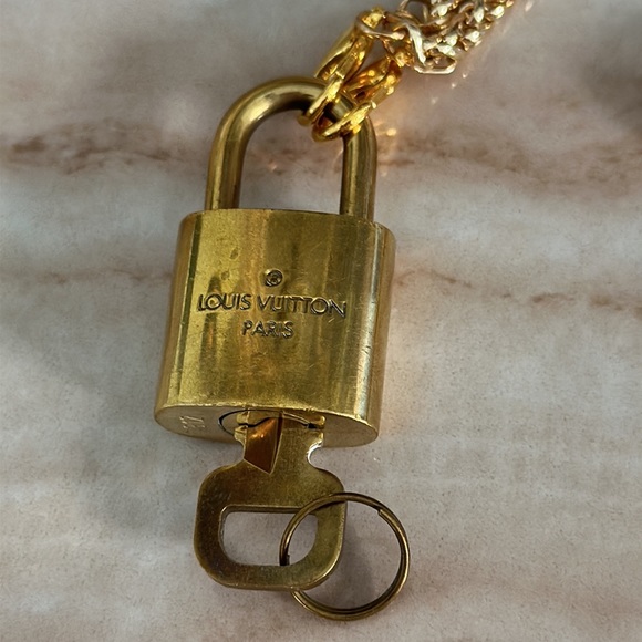 LV Padlock & Key no. 312 ~ Generic chain included - Picture 6 of 11